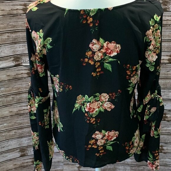 🔥🔥SALE🔥🔥Lily ROSE Black Blouse With Roses With Bell Sleeve - Picture 6 of 7